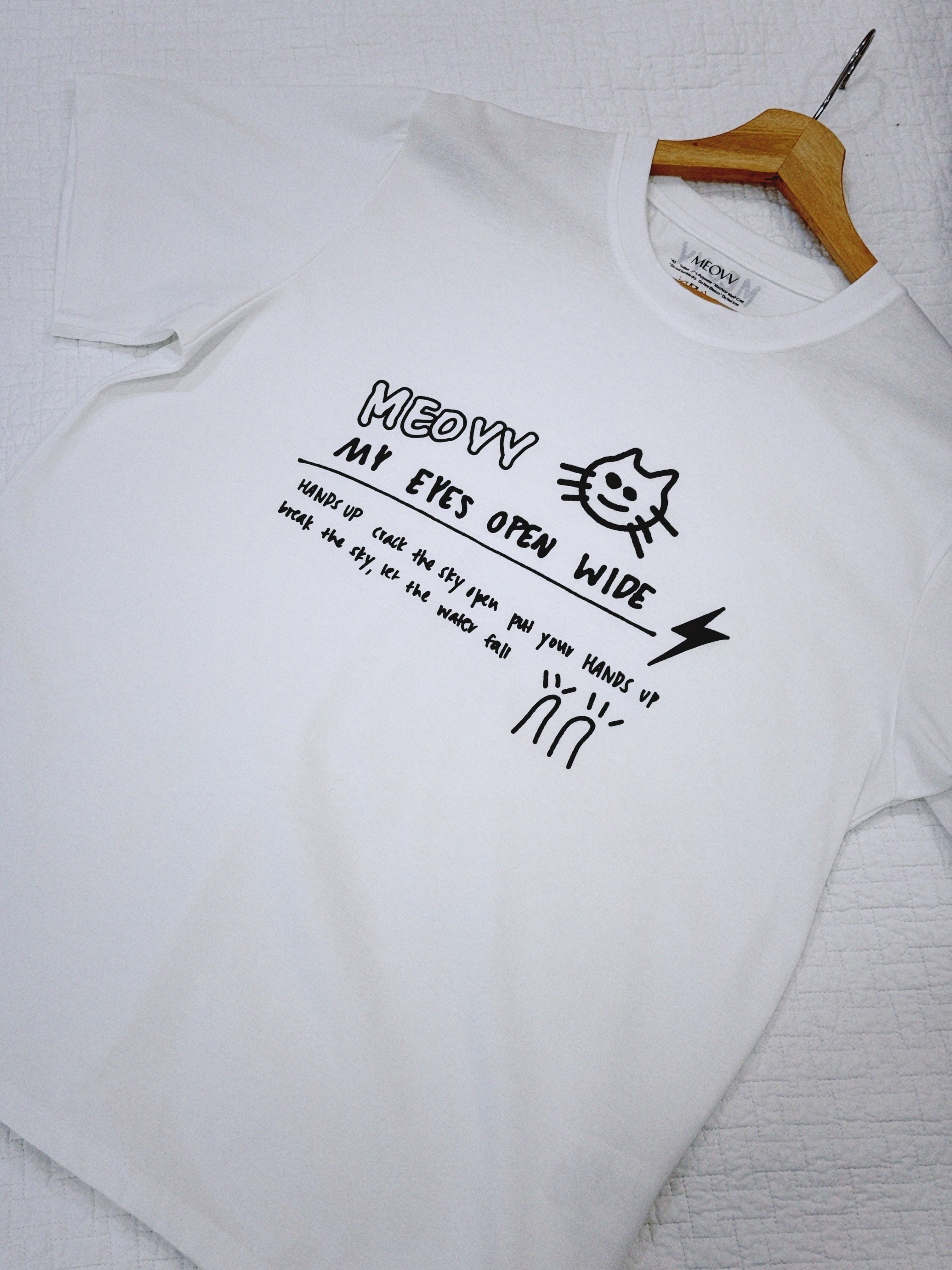 【現貨】MEOVV - [MY EYES OPEN VVIDE] T-Shirt (Free Size)